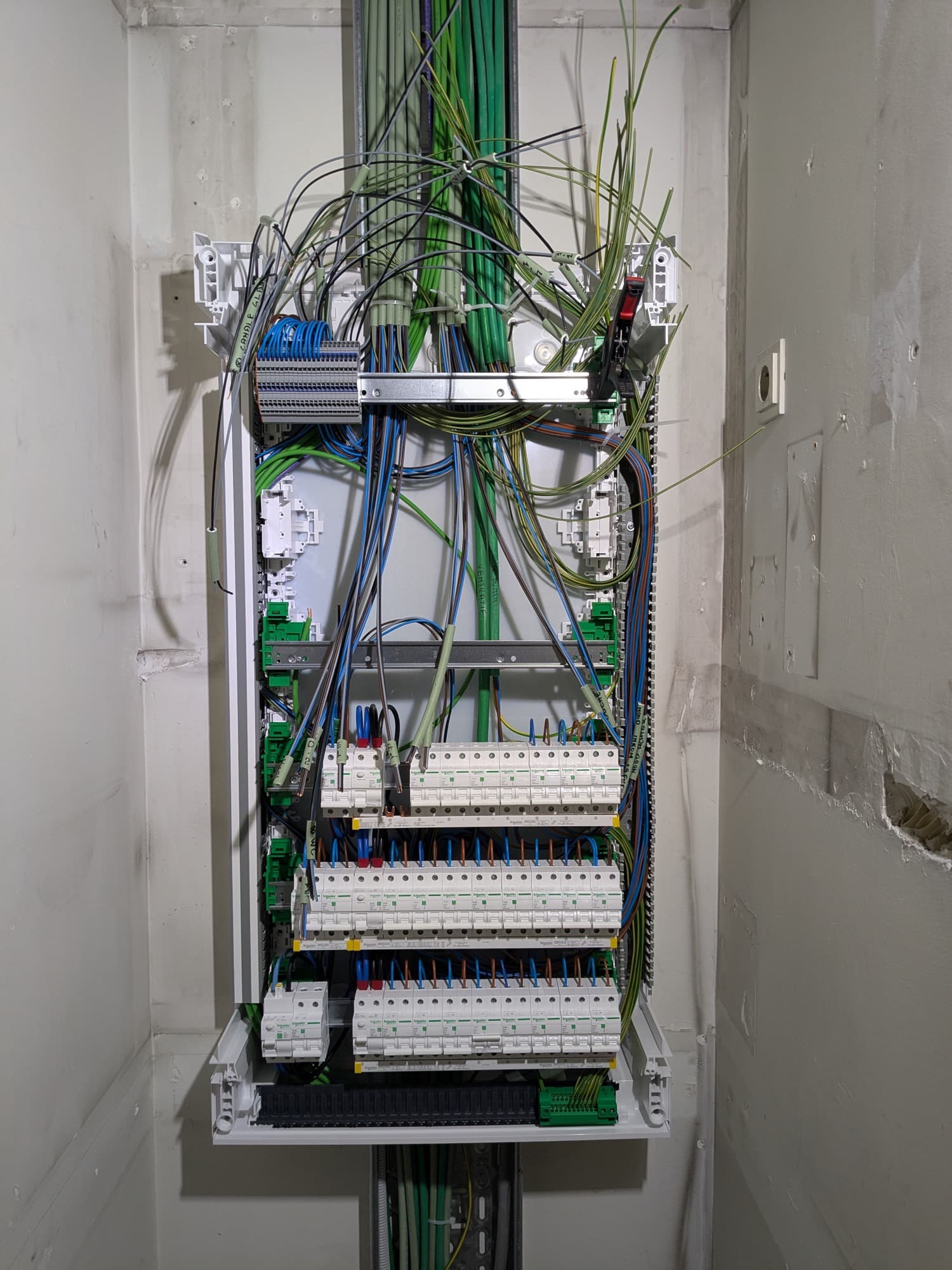 Buildingmanagementsysteem en elektrische sturing in kantoorgebouw (project BRL)