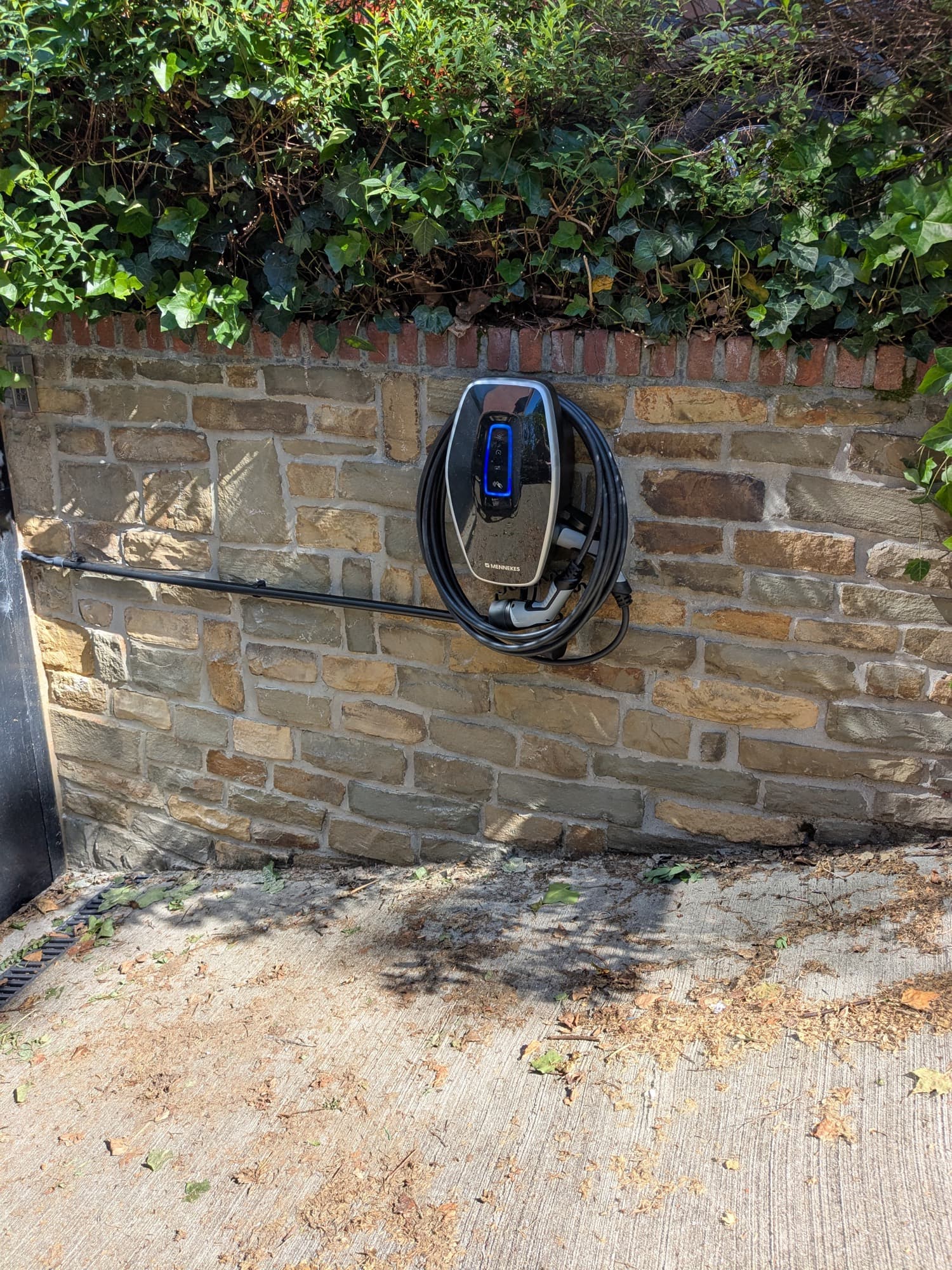 Installatie van laadpaal op oprit (project PTL)