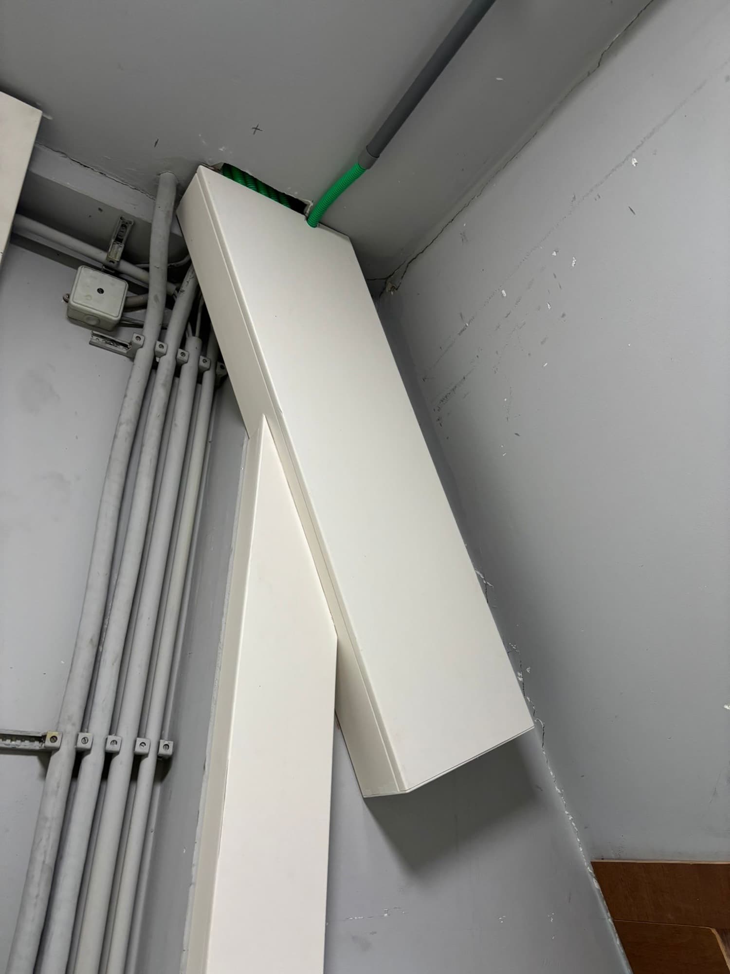 Glasvezel- en netwerkbekabeling in bedrijfsgebouw