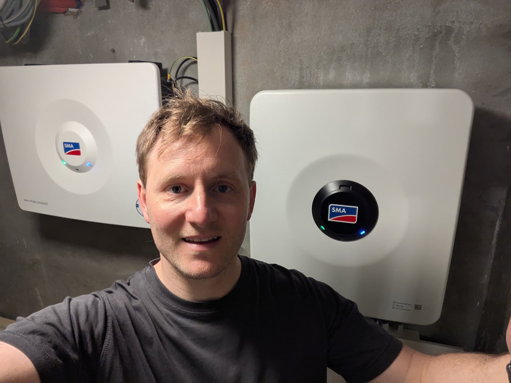 Jan Schoeters bij een geplaatste thuisbatterij met omvormer