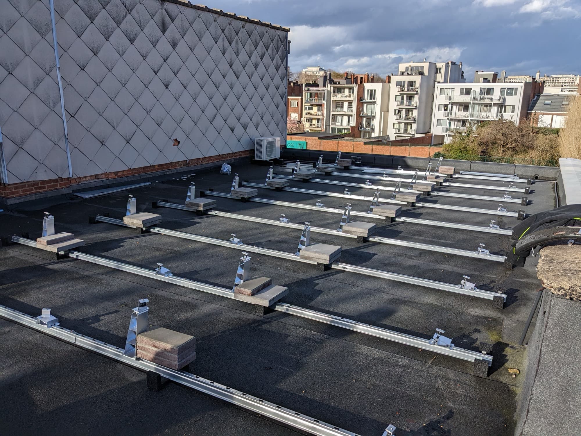 Zonnepanelen op dak, geplaatst door ElektroWerk (project BCT)
