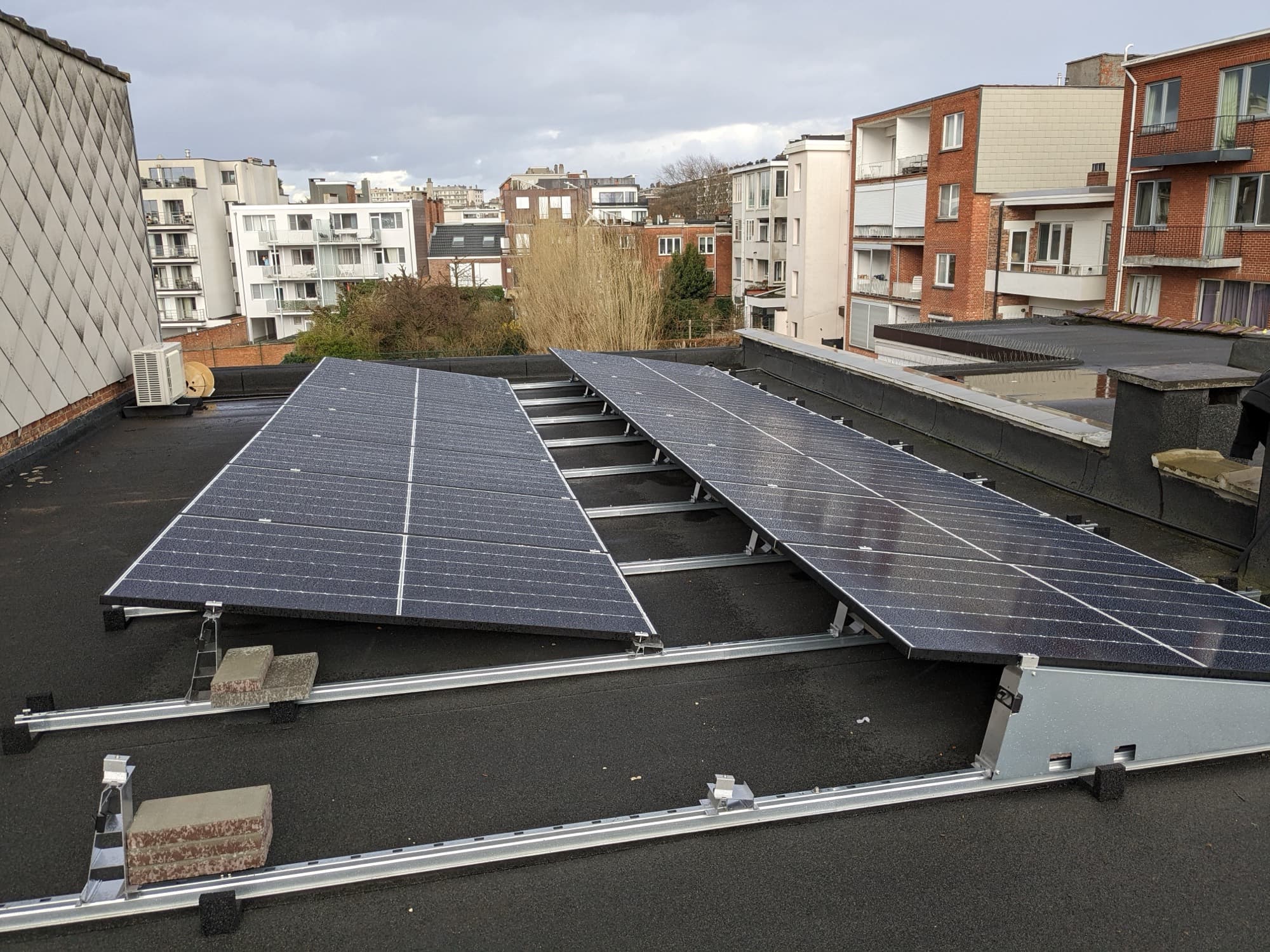 Zonnepanelen op dak, geplaatst door ElektroWerk (project BCT)