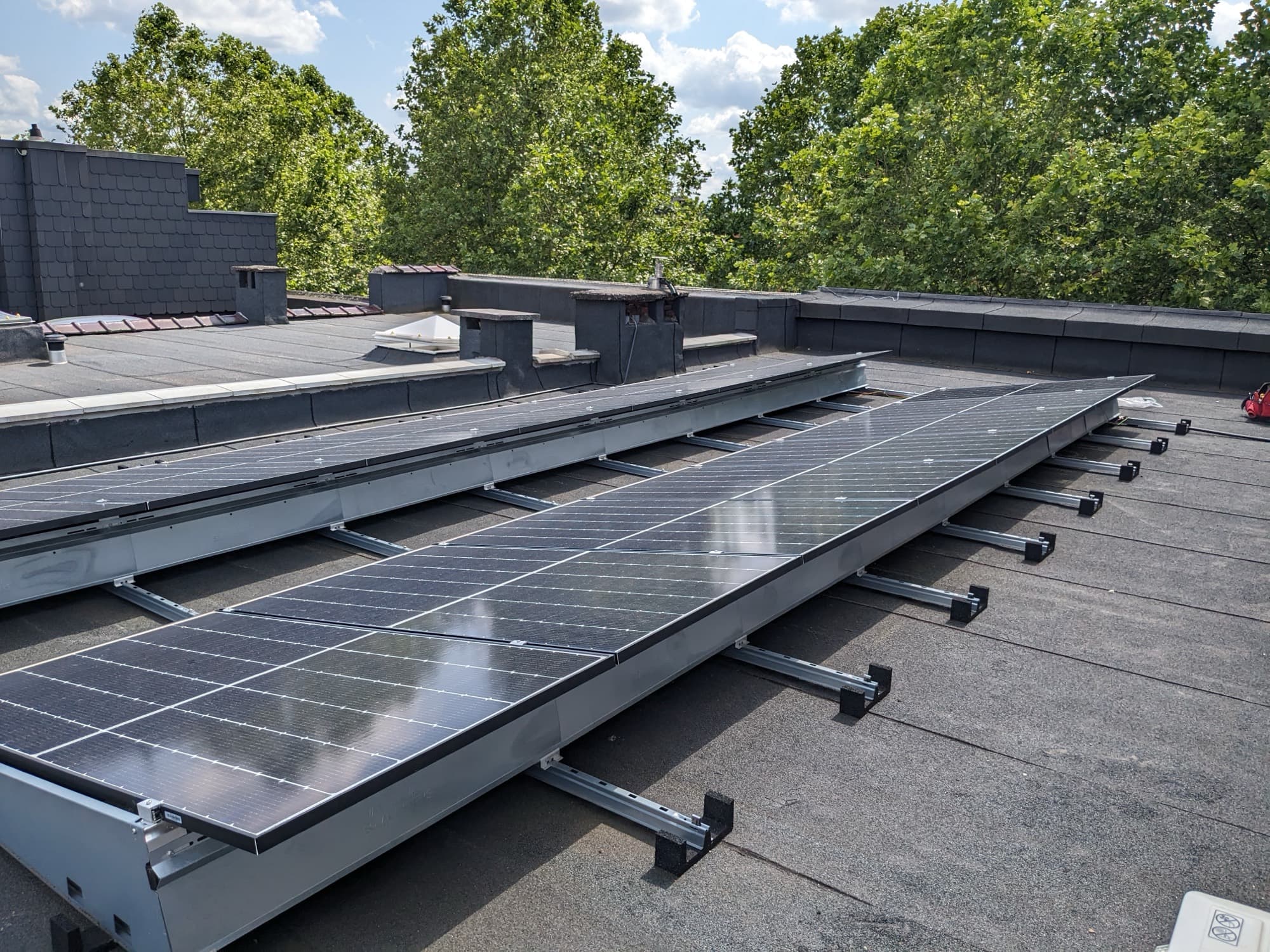 Zonnepanelen op dak, geplaatst door ElektroWerk (project BCT)