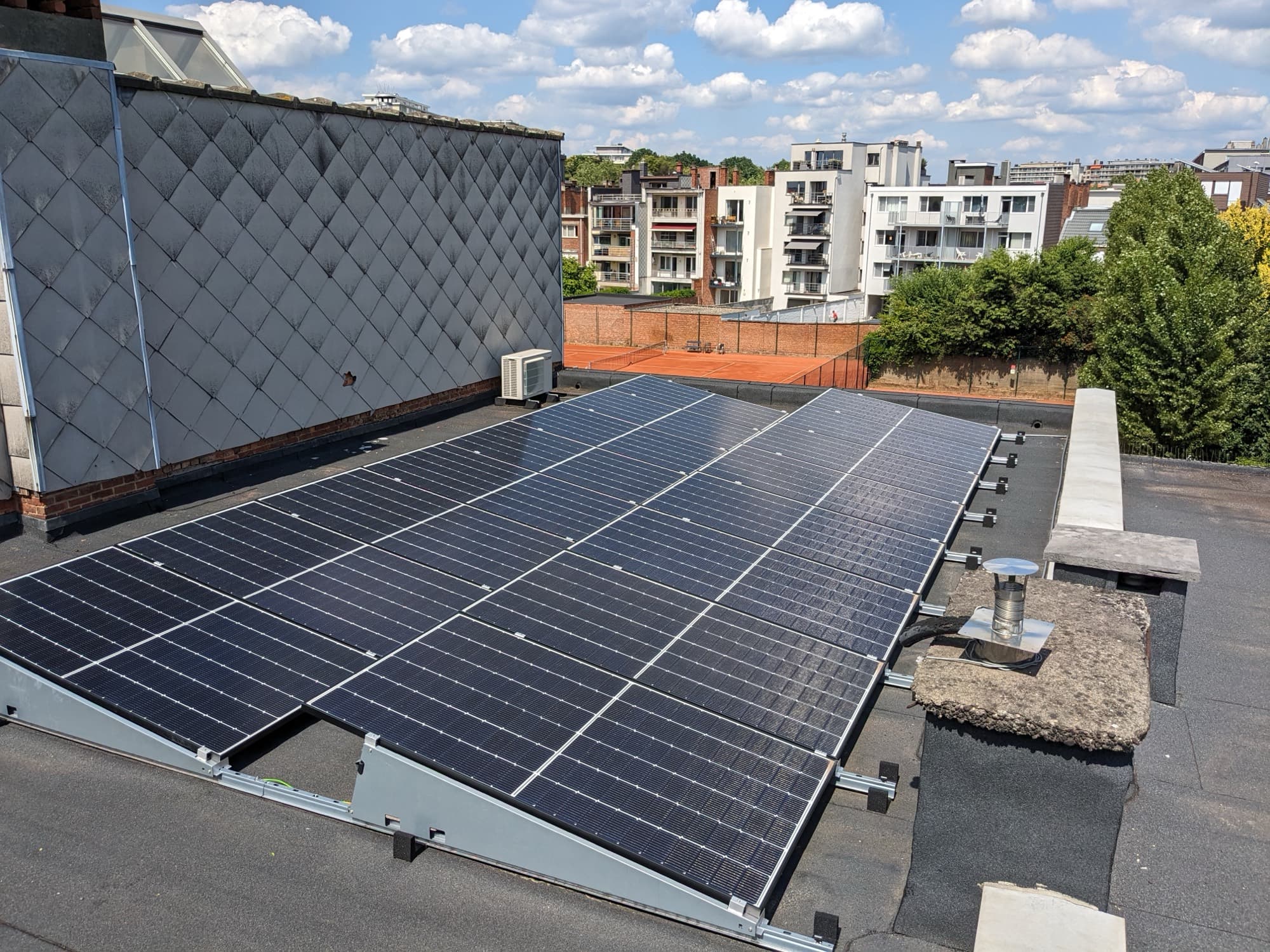 Zonnepanelen op dak, geplaatst door ElektroWerk (project BCT)