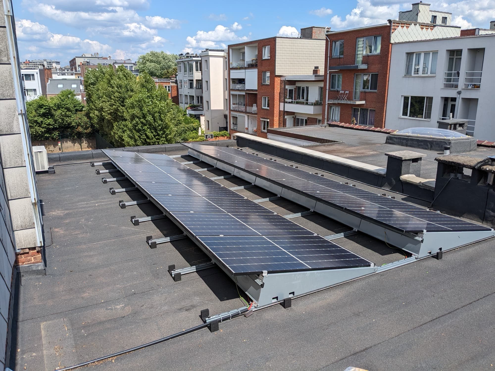 Zonnepanelen op dak, geplaatst door ElektroWerk (project BCT)