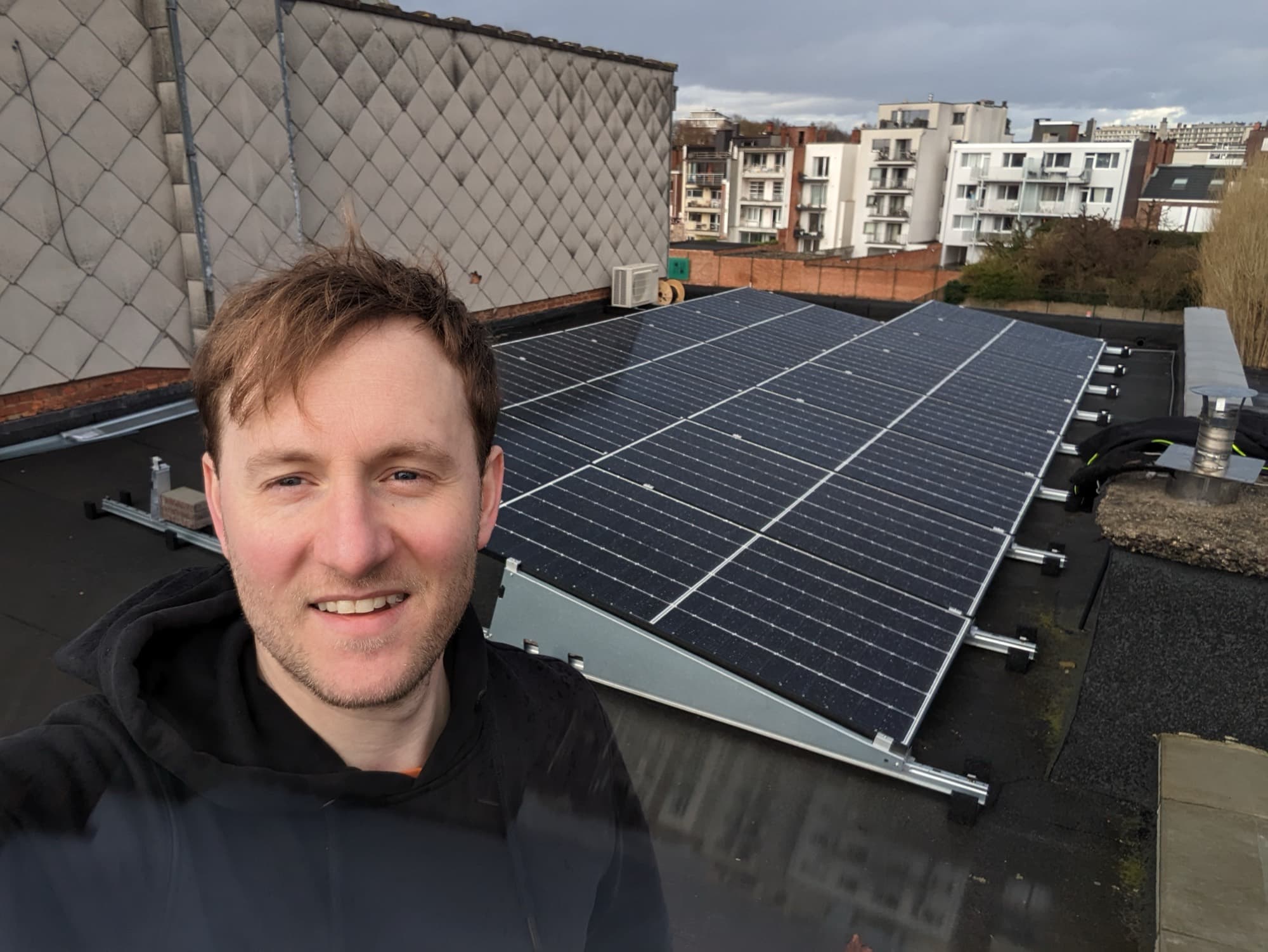 Jan Schoeters op een dak bij een pas geplaatste zonnepaneleninstallatie